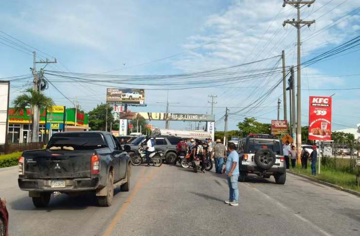Bloqueo de transportistas complica circulación en cercanías del Aeropuerto Mundo Maya, en Petén