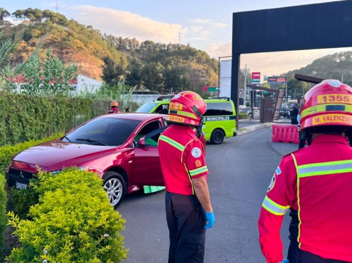 El tránsito en el kilómetro 14 de la ruta al Pacífico se ha visto afectado por una persona fallecida, cuyo cuerpo quedó en el interior de un auto. Foto La Hora. BM