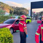 El tránsito en el kilómetro 14 de la ruta al Pacífico se ha visto afectado por una persona fallecida, cuyo cuerpo quedó en el interior de un auto. Foto La Hora. BM