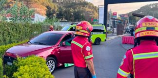 El tránsito en el kilómetro 14 de la ruta al Pacífico se ha visto afectado por una persona fallecida, cuyo cuerpo quedó en el interior de un auto. Foto La Hora. BM