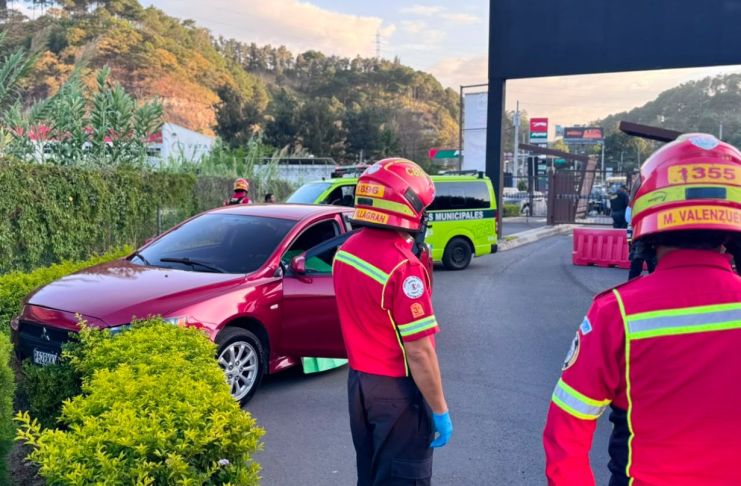 El tránsito en el kilómetro 14 de la ruta al Pacífico se ha visto afectado por una persona fallecida, cuyo cuerpo quedó en el interior de un auto. Foto La Hora. BM