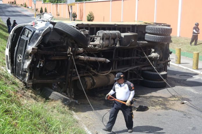 Los automovilistas que provienen de la Tulam Tzu se vieron afectados por el percance vial. Foto La Hora: PMT Mixco
