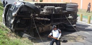 Los automovilistas que provienen de la Tulam Tzu se vieron afectados por el percance vial. Foto La Hora: PMT Mixco