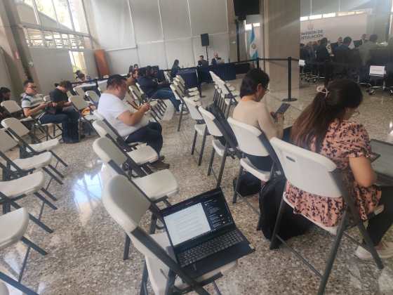 Byron Mej&iacute;a, decano de la Usac, recibiendo un paquete en medio de la sesi&oacute;n de la Postuladora. Foto la Hora: