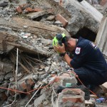 Un rescatista reacciona este domingo junto a los escombros del edificio Torres del Limonar, destruido por el terremoto del pasado lunes, en Cali (Colombia). Foto La Hora: EFE