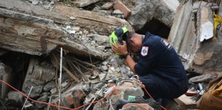 Un rescatista reacciona este domingo junto a los escombros del edificio Torres del Limonar, destruido por el terremoto del pasado lunes, en Cali (Colombia). Foto La Hora: EFE