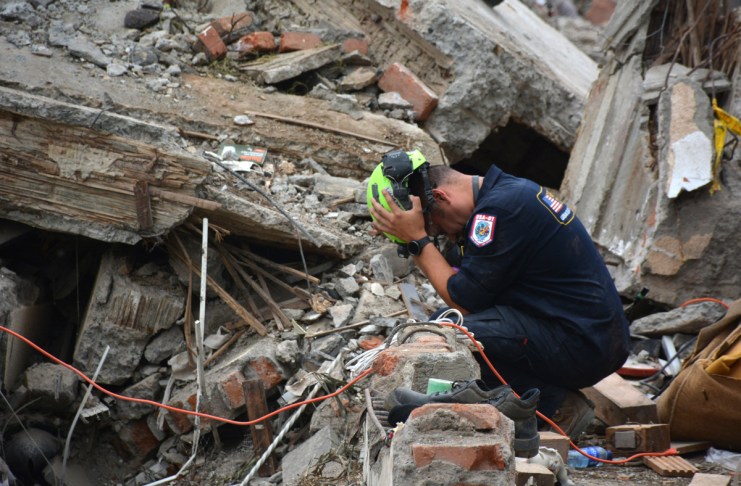 Un rescatista reacciona este domingo junto a los escombros del edificio Torres del Limonar, destruido por el terremoto del pasado lunes, en Cali (Colombia). Foto La Hora: EFE