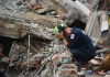 Un rescatista reacciona este domingo junto a los escombros del edificio Torres del Limonar, destruido por el terremoto del pasado lunes, en Cali (Colombia). Foto La Hora: EFE