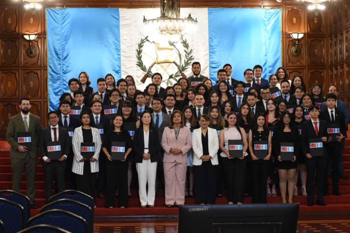 c2b24bbd-e392-428d-ac89-4463e36b049c 70 guatemaltecos fueron beneficiados con becas universitarias y de post grado para estudiar en China Taiwán.