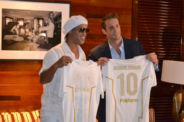 Ronaldinho El astro brasileño Ronaldinho, a sus 46 años, sale del retiro para jugar con el Ravenna de la Serie C de Italia.