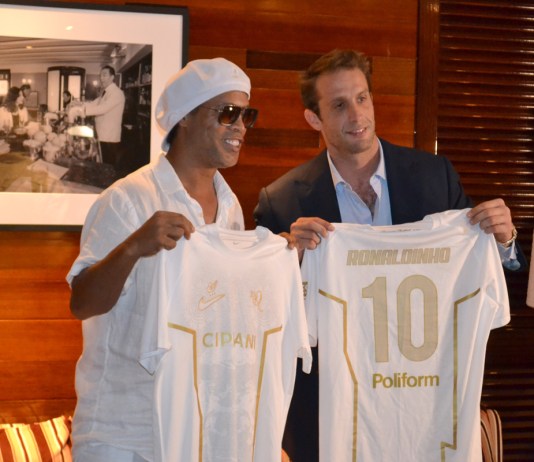 El astro brasileño Ronaldinho, a sus 46 años, sale del retiro para jugar con el Ravenna de la Serie C de Italia.