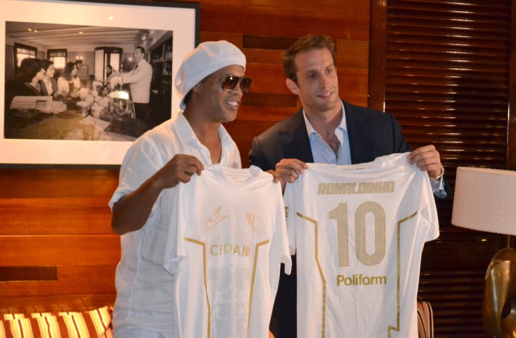 El astro brasileño Ronaldinho, a sus 46 años, sale del retiro para jugar con el Ravenna de la Serie C de Italia.