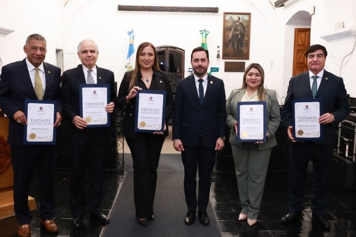 La Cámara Penal de la CSJ suspendió una audiencia para conocer una petición para elevar un caso a un juzgado de Mayor Riesgo mientras magistrados gastaron su tiempo en recibir un reconocimiento. Foto La Hora: OJ
