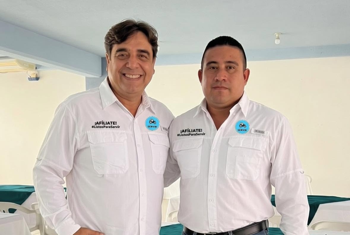 Carlos Pineda junto a uno de los coordinadores municipales de su partido en Chiquimula. 