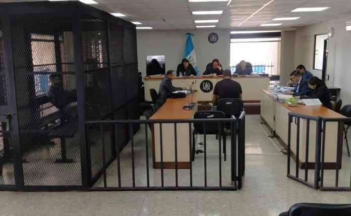 El Tribunal Noveno de Sentencia Penal desarrolla juicio en contra de una persona acusada da dar muerte a su madre y sobrino, supuestamente por un interes dinerario y celos. Foto La Hora: Sergio Osegueda