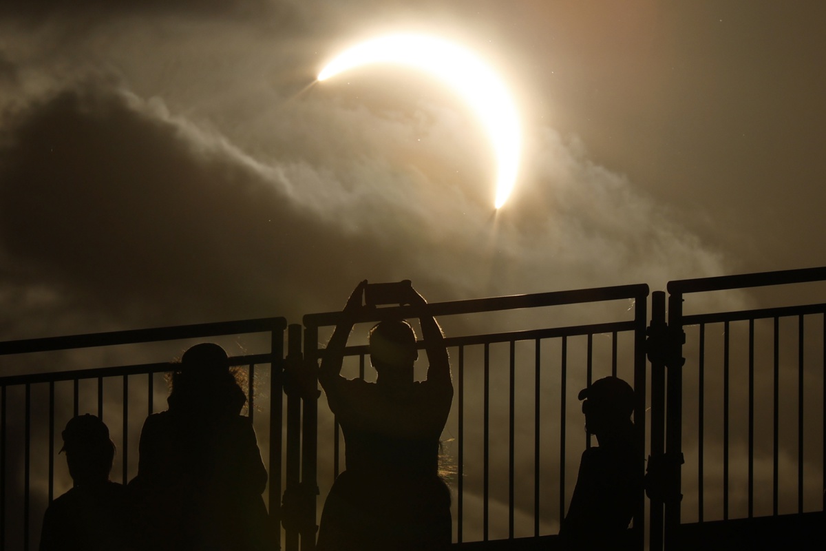 Birmingham (United Kingdom), 12/08/2026.- People watch the solar eclipse during the European Athletics Championships Birmingham 2026, Birmingham, Britain, 12 August 2026. (Reino Unido) EFE/EPA/TOLGA AKMEN