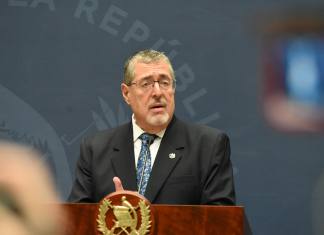 El presidente Bernardo Arévalo mantuvo en reserva el análisis a las reformas al IUSI y advierte sobre su uso para populismo.