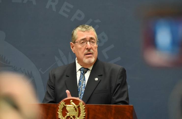 El presidente Bernardo Arévalo mantuvo en reserva el análisis a las reformas al IUSI y advierte sobre su uso para populismo.