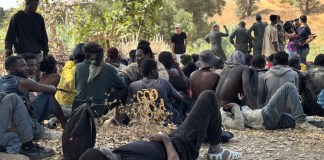 Marruecos intercepta a inmigrantes irregulares que quieren pasar a la ciudad española de Ceuta desde Castillejos. Foto La Hora: EFE