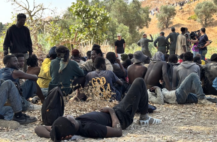 Marruecos intercepta a inmigrantes irregulares que quieren pasar a la ciudad española de Ceuta desde Castillejos. Foto La Hora: EFE