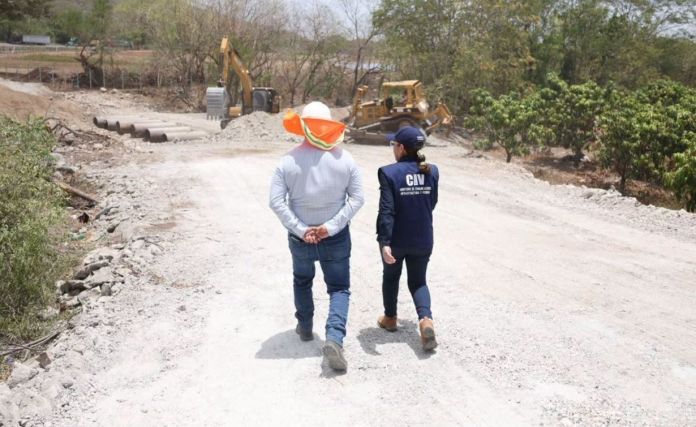 Construcción de un bypass para recuperar la conectividad en el sector. Foto La Hora: CIV.