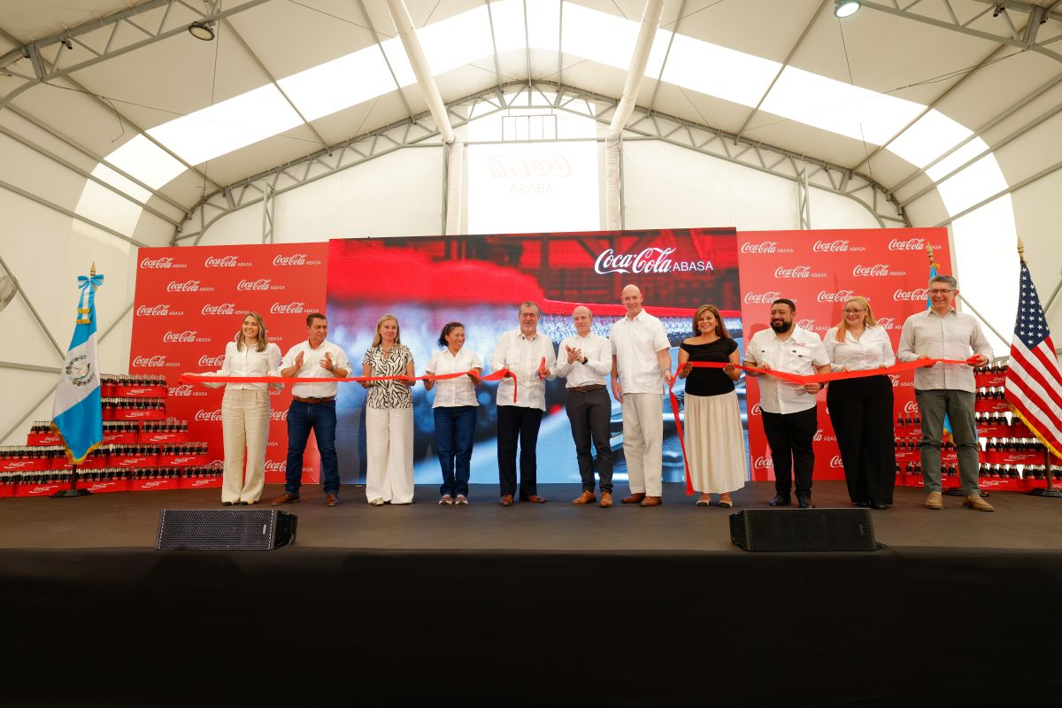 A la inauguración de la nueva inversión de Coca-Cola, asistió el presidente Bernardo Arévalo, la ministra de Trabajo. Miriam Roquel y ejecutivos de la multinacional. Foto La Hora: Cortesía Gobierno de Guatemala. 