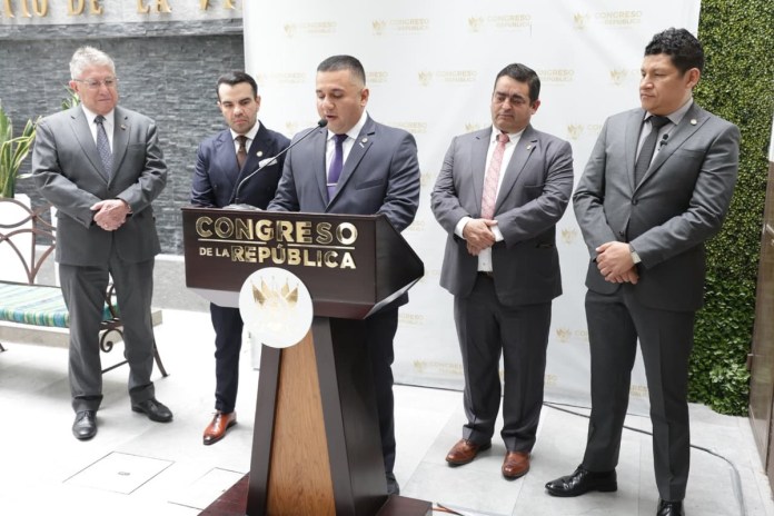Los integrantes de la comisión de Trabajo entregan dictamen favorable a dos iniciativas de ley, una respecto al Código de Trabajo. Foto: Congreso de la República