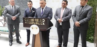 Los integrantes de la comisión de Trabajo entregan dictamen favorable a dos iniciativas de ley, una respecto al Código de Trabajo. Foto: Congreso de la República