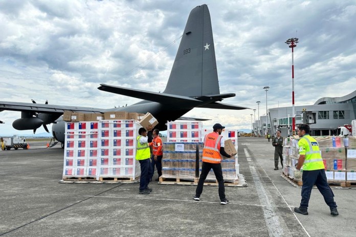La ayuda internacional comenzó a llegar a lugares lejanos afectados por el terremoto. Foto La Hora: EFE