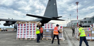 La ayuda internacional comenzó a llegar a lugares lejanos afectados por el terremoto. Foto La Hora: EFE