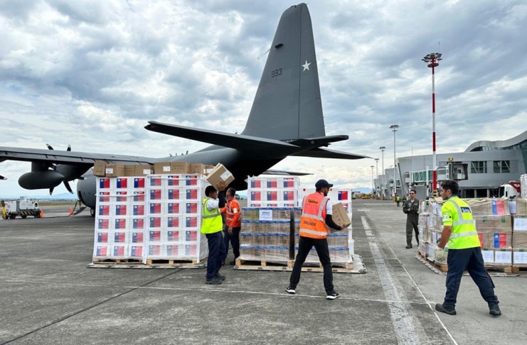 La ayuda internacional comenzó a llegar a lugares lejanos afectados por el terremoto. Foto La Hora: EFE