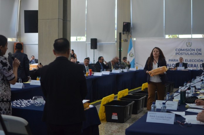 Los miembros de la Comisión de Postulación para Contralor General de Cuentas se distribuyeron en 13 mesas para revisar expedientes.