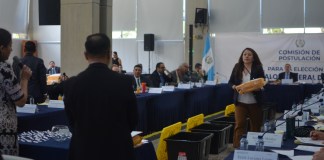 Los miembros de la Comisión de Postulación para Contralor General de Cuentas se distribuyeron en 13 mesas para revisar expedientes.