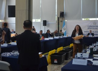 Los miembros de la Comisión de Postulación para Contralor General de Cuentas se distribuyeron en 13 mesas para revisar expedientes.