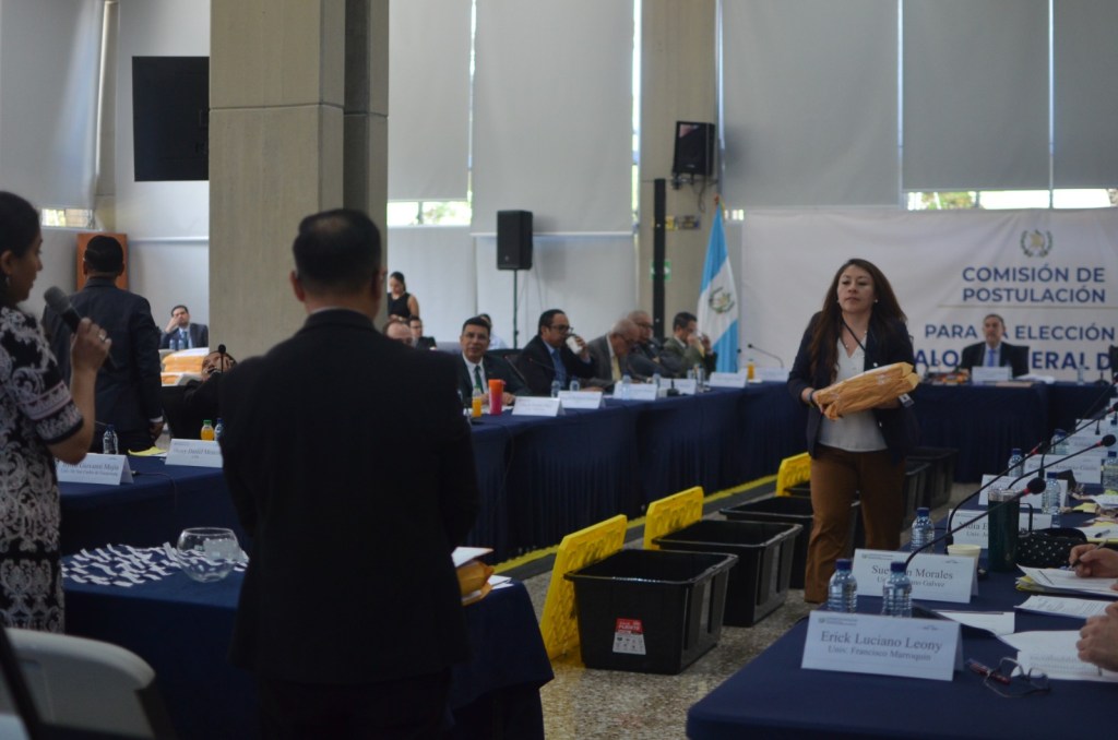 Los miembros de la Comisión de Postulación para Contralor General de Cuentas se distribuyeron en 13 mesas para revisar expedientes.