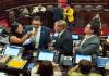 El presidente del Congreso, Luis Contreras, conversa con diputados oficialistas para buscar consensos por la iniciativa de ley de compensación económica a los expatrulleros. Foto: La Hora / Roberto Cordón.