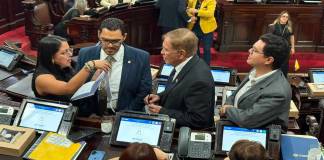 Iniciativa de ley de compensación económica a expatrulleros paraliza plenaria y genera debate El presidente del Congreso, Luis Contreras, conversa con diputados oficialistas para buscar consensos por la iniciativa de ley de compensación económica a los expatrulleros. Foto: La Hora / Roberto Cordón.