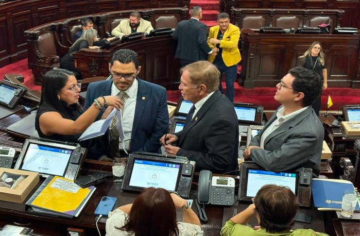 Iniciativa de ley de compensación económica a expatrulleros paraliza plenaria y genera debate El presidente del Congreso, Luis Contreras, conversa con diputados oficialistas para buscar consensos por la iniciativa de ley de compensación económica a los expatrulleros. Foto: La Hora / Roberto Cordón.
