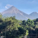 Volcán de Fuego. Las clases presenciales se reanudarán este jueves 6 de agosto en tres municipios luego de que la fase eruptiva del volcán de Fuego disminuyera. Foto La Hora: Conred.
