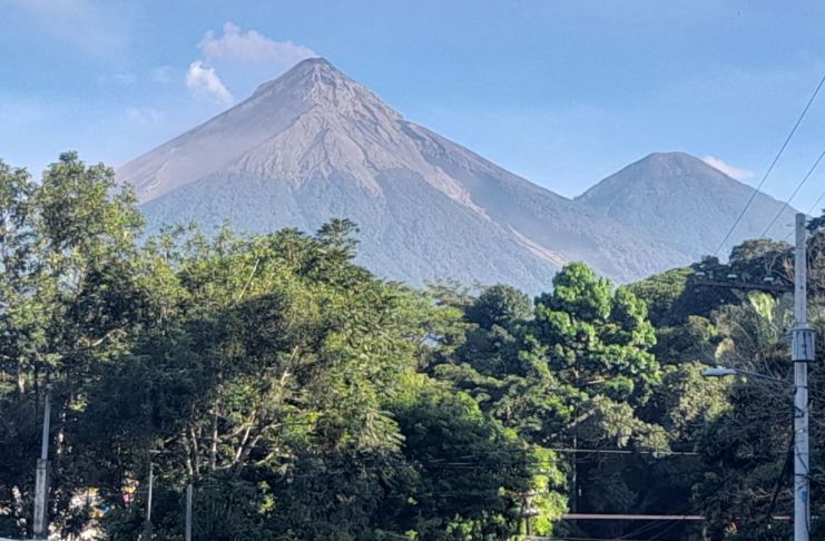 Volcán de Fuego. Las clases presenciales se reanudarán este jueves 6 de agosto en tres municipios luego de que la fase eruptiva del volcán de Fuego disminuyera. Foto La Hora: Conred.