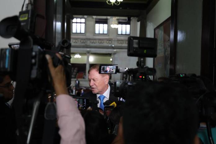 El presidente del Congreso, Luis Contreras, actualiza la discusión por un apoyo a conductores por el alza de los precios de los combustibles. Foto: Organismo Legislativo