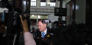 El presidente del Congreso, Luis Contreras, actualiza la discusión por un apoyo a conductores por el alza de los precios de los combustibles. Foto: Organismo Legislativo