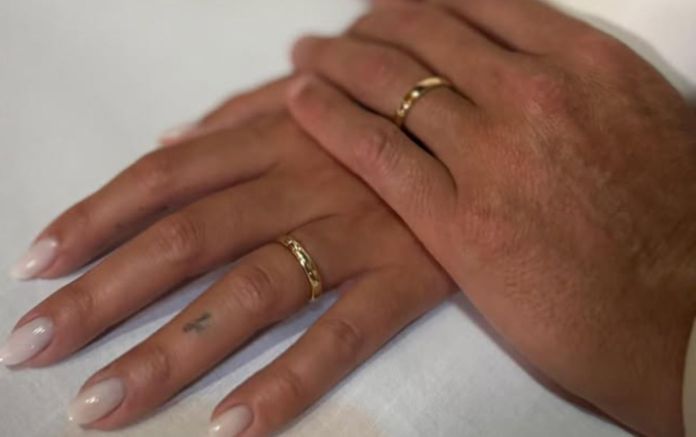 El futbolista portugués Cristiano Ronaldo y la modelo e influyente hispano-argentina Georgina Rodríguez se han casado, según refleja la fotografía que han publicado ambos este martes en la red social Instagram.