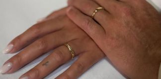 Cristiano Ronaldo y Georgina comparten imagen donde confirman que se han casado El futbolista portugués Cristiano Ronaldo y la modelo e influyente hispano-argentina Georgina Rodríguez se han casado, según refleja la fotografía que han publicado ambos este martes en la red social Instagram.