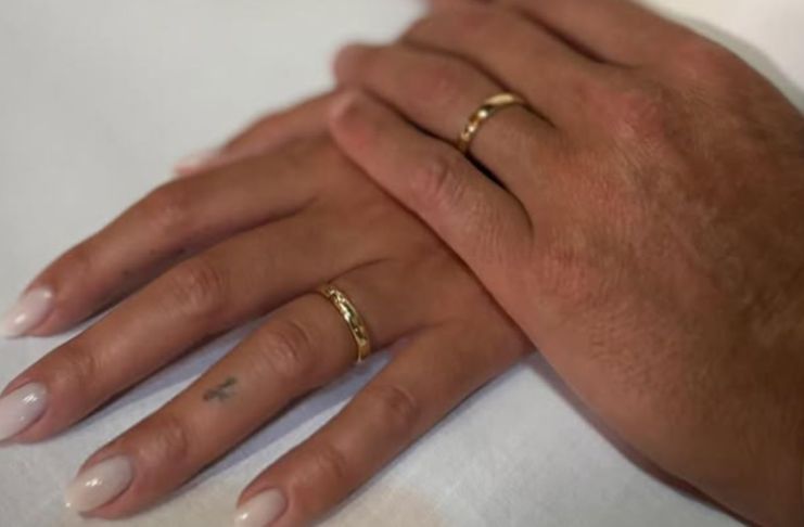 Cristiano Ronaldo y Georgina comparten imagen donde confirman que se han casado El futbolista portugués Cristiano Ronaldo y la modelo e influyente hispano-argentina Georgina Rodríguez se han casado, según refleja la fotografía que han publicado ambos este martes en la red social Instagram.