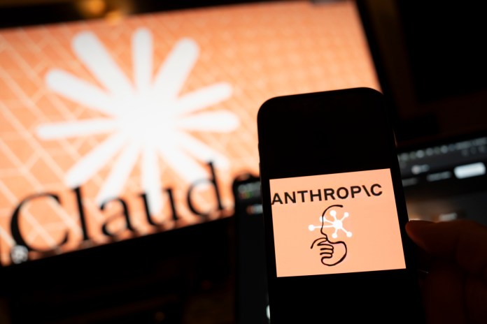 Una persona sostiene un teléfono con el logotipo de la inteligencia artificial (IA) Anthropic, en una fotografía de archivo.EFE/ Angel Colmenares