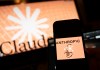 Una persona sostiene un teléfono con el logotipo de la inteligencia artificial (IA) Anthropic, en una fotografía de archivo.EFE/ Angel Colmenares