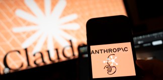 Tres modelos de IA de Claude accedieron a internet y jaquearon a tres entidades Una persona sostiene un teléfono con el logotipo de la inteligencia artificial (IA) Anthropic, en una fotografía de archivo.EFE/ Angel Colmenares