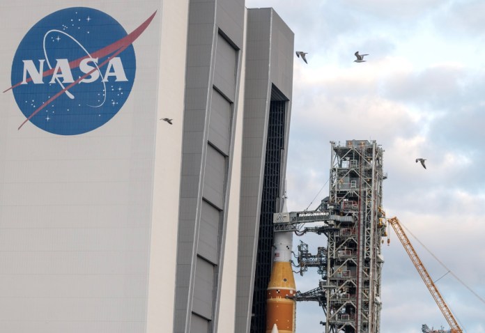 Imagen de archivo de un cohete de SpaceX en una plataforma de despegue de la NASA. Foto La Hora: EFE
