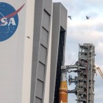 Imagen de archivo de un cohete de SpaceX en una plataforma de despegue de la NASA. Foto La Hora: EFE